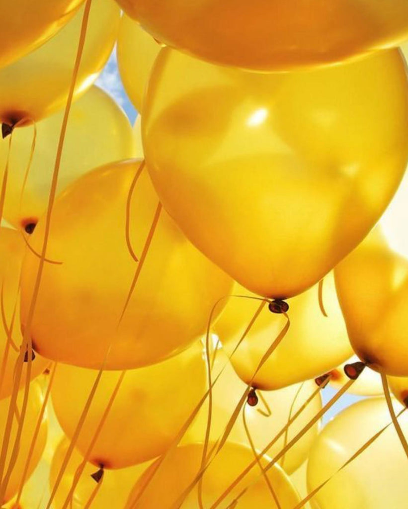 Take some air 🎈
⠀
#sergeguillouxparis #balloons #yellow #picoftheday #beautiful #instagood #follow #madeinfrance #trending #canon #followers