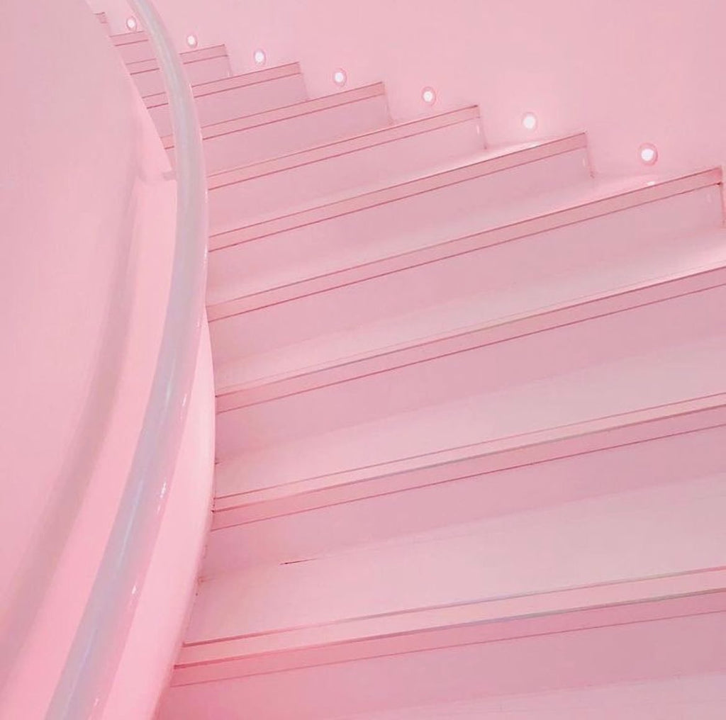 Descendre pour mieux remonter 🙏🏻
⠀
#sergeguillouxparis #colors #pink #stairs #aesthetic #quote #beautiful #instagood #follow #trending #followers