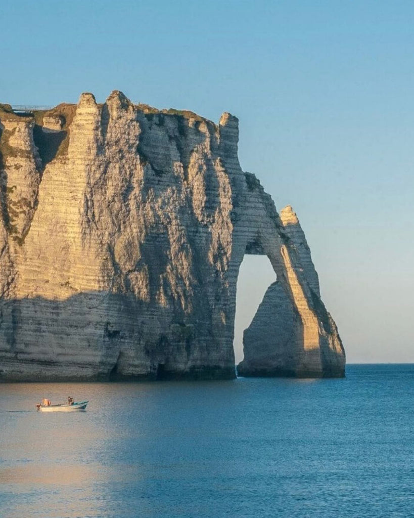 Notre belle Normandie 🌸
⠀
#sergeguillouxparis #water #beach #sea #normandie #inspiration #nature #france #beautiful #instagood #follow #trending #followers #etretat #falaisesdetretat