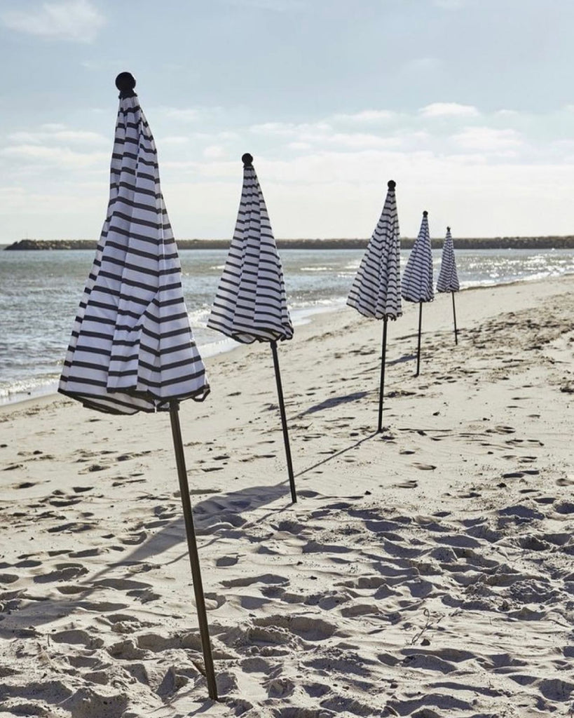 Sunny ☀️
⠀
#sergeguillouxparis #water #beach #sea #normandie #inspiration #nature #france #beautiful #instagood #follow #trending #followers #etretat #umbrella