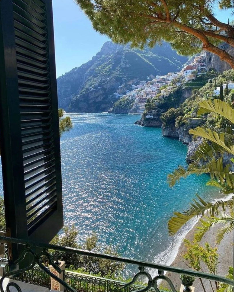 Just imagine opening the window and… tadaaaa 😍
⠀
#sergeguillouxparis #inspi #bordsdemer #riviera #cotedazur #southoffrance #inspiration #sea #window #beautiful #instagood #follow #trending #followers