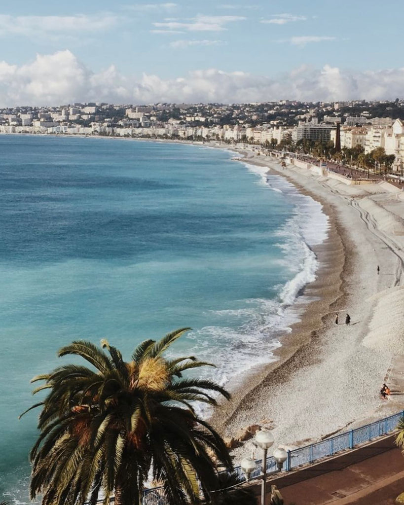 Qui est en vacances sur la Côte d’Azur ? 👀
⠀
#sergeguillouxparis #inspi #bordsdemer #riviera #cotedazur #southoffrance #inspiration #sea #window #beautiful #instagood #follow #trending #followers